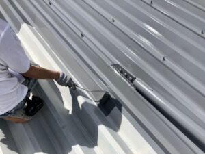 屋根に塗られる遮熱塗料