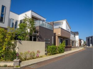 青空と住宅街の風景