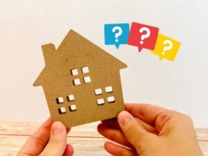 手に持った模型の家と三つの疑問