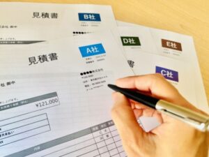 相見積を比較する人の手