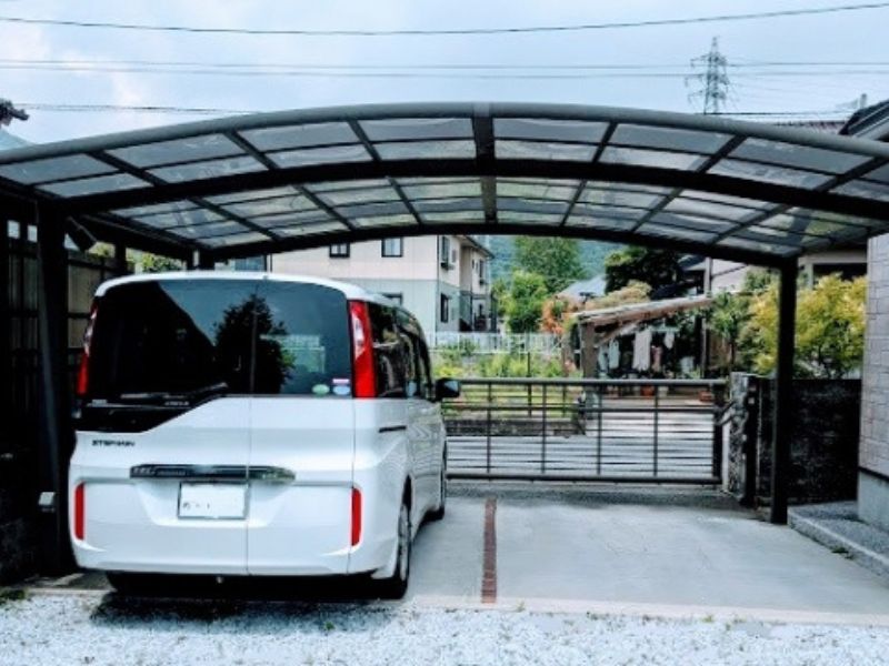 【外壁塗装】工事中、車は停めたままで大丈夫？知っておきたい駐車場の注意点と事前の備え