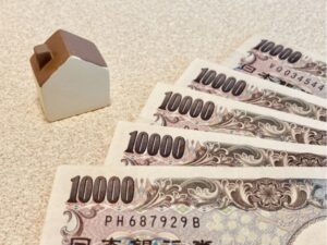 住宅の模型と御札