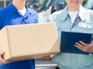 作業服を着た業者と荷物を持ったドライバー