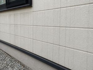 外壁に付いた黒い雨だれ